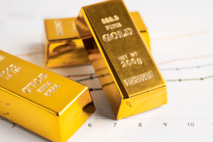 Gold Slips Nearly 2% Below $4,900 as Investors Eye Fed Signals and Geopolitics